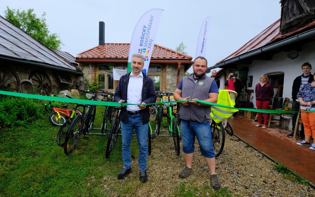 Slávnostne sme prestrihli pásku na prvej cyklopožičovni vo Veľkej Tŕni