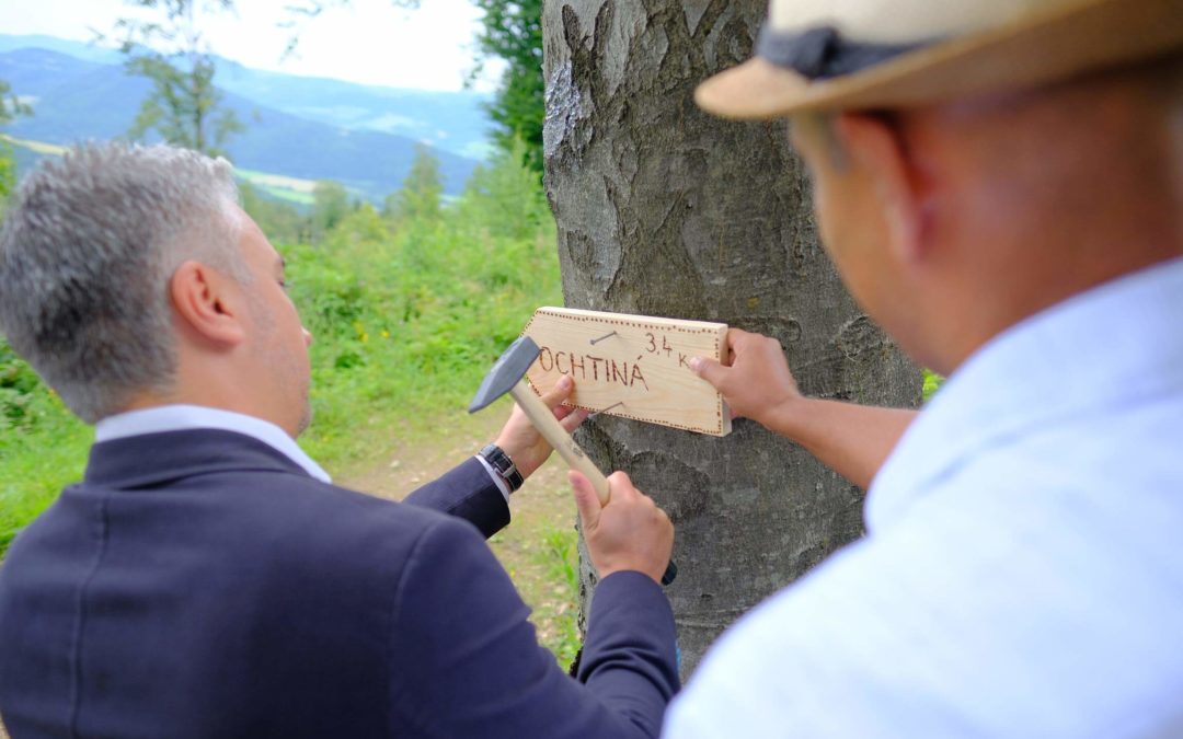 Vynovený turistický chodník spájajúci obec Ochtinú s Ochtinskou aragonitovou jaskyňou bol slávnostne otvorený